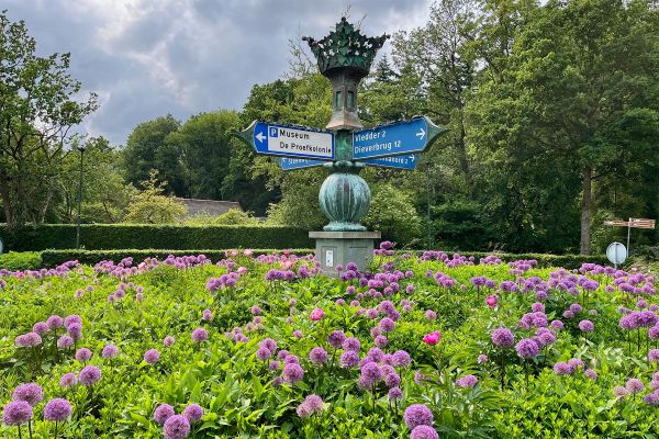 De rotonde in Frederiksoord met een bijzonder vormgegeven verkeersbord